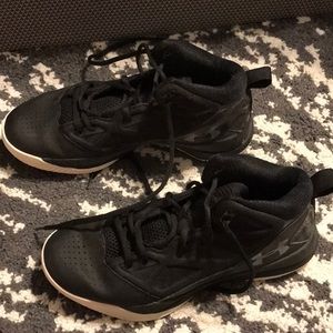 Black basketball shoes